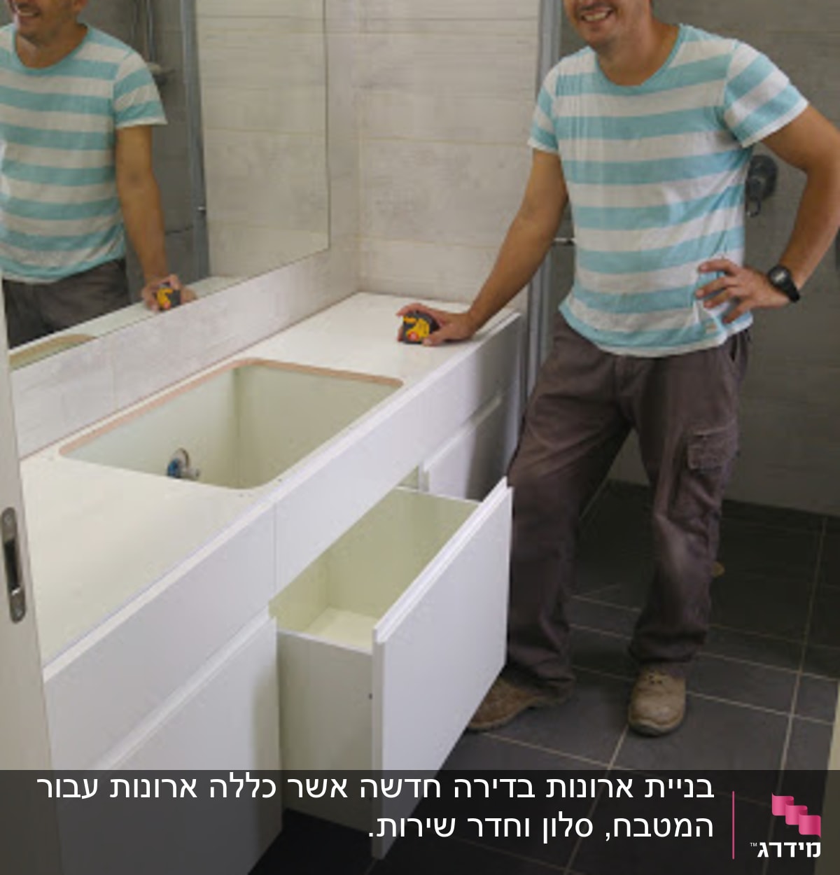 אדם ליד כיור במטבח עם ארונות פתוחים
